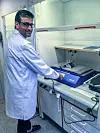 Lager fremtidens batterimiks: Her lager ingeniør Samir den viktige blandingen av svovel og grafenforbindelser før de settes inn i knappeceller og testes. Foto: Graphene Batteries
