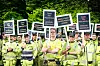 Et hav av gulkledde Mantena-ansatte møtte opp foran Stortinget tirsdag. Hva de mener om regjeringens forslag, var tydelig.