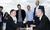 Tyson Tuttle, CEO Silicon Labs (til venstre) under signering av salget av Energy Micro til Silicon Labs i juni 2013. Eirik Jørgensen, Øyvind Janbu, John Helge Fjellheim og Geir Førre. Foto: Thomas T. Kleiven