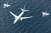 Et P-8A Poseidon fra U.S. Navy, her ledsaget av to Eurofighter Typhoon-kampfly fra Royal Air Force, flyr over Østersjøen i forbindelse med en øvelse tidligere i år.