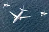 Et P-8A Poseidon fra U.S. Navy, her ledsaget av to Eurofighter Typhoon-kampfly fra Royal Air Force, flyr over Østersjøen i forbindelse med en øvelse tidligere i år.
