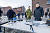 Forsvarsministeren ser på droner som ligger på et bord.
