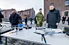 Forsvarsministeren ser på droner som ligger på et bord.