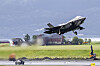 Norsk kampfly tar av fra en rullebane.