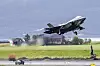 Norsk kampfly tar av fra en rullebane.