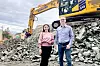 Forskningssjef Gro Holst Volden og seniorforsker Morten Welde, begge NTNU, står foran en gravemaskin på en byggeplass.