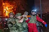 Redningsarbeidere bærer en person etter et russisk luftangrep mot Kharkiv tirsdag 13. oktober.