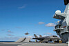 F-35B-fly på flydekket ved siden av overbygningen til HMS Prince of Wales.