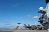F-35B-fly på flydekket ved siden av overbygningen til HMS Prince of Wales.