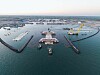 Femern Bælt-tunnelen: Det første tunnelelementet på vei ut fra arbeidshavna til tunnelfabrikken.