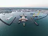Femern Bælt-tunnelen: Det første tunnelelementet på vei ut fra arbeidshavna til tunnelfabrikken.