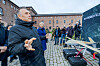 Tore Sandvik ser på droner under presentasjonen av Forsvarets dronestrategi i Oslo i desember 2025.