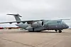 Et Embraer C-390-fly fra det ungarske luftforsvaret står parkert under et besøk på flybasen i Såtenäs, Sverige.