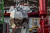 MS Flekkerøy i bakgrunnen mens kranlekterne Rambiz og Gulliver starter løftet av KNM Helge Ingstad. Under hevingen bisto «Flekkerøy» blant annet med fortøyningene til kranlekterne og dykkerne om bord fra IMC Diving kuttet sikringskjettinger. Foto: Bendik Skogli/ Forsvaret