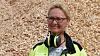Elisabeth Berli, fabrikksjef hos Rygene-Smith & Thommesen, foran et stort lager av flis, som snart kan ende som fibertilsetting i asfalt. Berli har allerede begynt å tenke på en fremtidig produksjonslinje for det nye produktet.