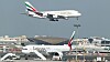 Et A380-800 går inn for landing i Dubai, der det står et B777-300ER parkert.