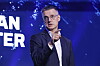 NVE-sjef Kjetil Lund peker ut i luften.