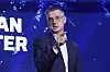 NVE-sjef Kjetil Lund peker ut i luften.