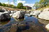 Etter over 100 år i kulvert, sildrer nå vannet i Hovinbekken på Jordal. Her skal til og med fisken komme til å trives.