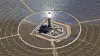 TOWER OF POWER: Dette er et av tre tårn som til sammen er omgitt av 347.000 speil. Speilene reflekterer sollyset til tårnet, som i tur varmer opp vann til damp. Dette genererer elektrisitet. Anlegget er blitt en dødsfelle for fugler.