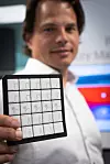 Starter med tre: Sjef og gründer i Disruptive Technologies, Erik Fossum Færevaag, med et startkit bestående av de tre sensorene de vil konsentrere seg om først. Temperatur, trykk og nærhet. Foto: Disruptive Technologies