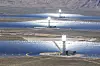 DE TRE TÅRN: Ivanpah-anlegget består av tre tårn, omringet av 173.500 heliostater. Foto: Brightsource Energy