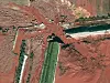 Bauxittslam ble ikke deponert riktig ved Ajka i Ungarn og en million kubikkmeter fluytende avfall rant ut da en deming brast. Foto: Wiki Commons/Digital Globe