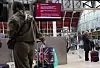 Flypassasjerer venter ved Paddington-stasjonen i London etter at Heathrow-flyplassen ble stengt på grunn av et omfattende strømbrudd natt til fredag.