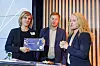 Norsk Industris direktør Knut E. Sunde og NHO-direktør Anniken Hauglie overleverer den omstridte Rystad-rapporten til statssekretær i OED, Elisabeth Sæther(t.v.), på et pressemøte 27. november i fjor. Foto: Arash Nejad
