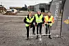 Koronaviruset satt en demper på det seremonielle første spadetaket. Fra venstre: Katarina Levin, direktør i Setra, Pontus Friberg, styreleder i Pyrocell og Jonas Andersson anleggssjef for Kastet. Foto: Pyrocell