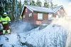 Arbeidere fra High Tech Energy i ferd med å bore en energibrønn til et væske-til-vann-varmepumpeanlegg som skal installeres i dette huset på Siggerud utenfor Oslo. Foto: Magnus Ross