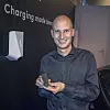 Tibbersjef Edgeir Aksnes nye lille plugg til noen hundrelapper forteller selskapet kontinuerlig hva strømforbruket er slik at de kan optimalisere bruken og gi brukerne varsel om noe skulle skje Foto: Odd R. Valmot