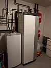 Et væske-til-vann-varmepumpesystem har i tillegg til en varmtvannsbereder noen ganger også en akkumuleringstank. Slike varmepumper avgir varme til varmtvann, vannbåren gulvvarme, radiatorer eller viftekonvektorer. Foto: Norsk Varmepumpeforening
