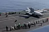 Flyoperasjoner med F/A-18E Super Hornet på hangarskipet USS Abraham Lincoln (CVN 72) i Arabiahavet 7. februar. Foto: U.S. Navy photo by Mass Communication Specialist Seaman Hannah Tross