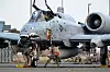 Et A-10C Thunderbolt II-angrepsfly fra U.S. Air Force 75th Expeditionary Fighter Generation Squadron inspiseres etter flygning på en ikke navngitt base innenfor ansvarsområdet til U.S. Central Command, det vil si Midtøsten, Øst-Afrika og Sentral-Asia. Bildet er fra 29. januar. Foto: U.S. Air Force photo by Staff Sgt. Tylin Rust