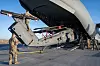 Et kampredningshelikopter av typen HH-60W losses fra et C-17 Globemaster-transportfly den 31. januar på en ikke navngitt base innenfor ansvarsområdet til U.S. Central Command. Foto: U.S. Air Force photo by Senior Airman Kari Degraffenreed