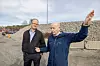 Daglig leder Alf Reistad (t.h.) i Rare Earths Norway (REN) foran tomten hvor RENs pilotfabrikk etter planen skulle ligge. Her sammen med Carl Diderik Cappelen, en av eierne i REN.