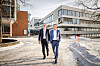 Kjetil M. Ebbesberg (t. v.), finansdirektør i DNV, og Knut Ørbeck-Nilssen, fungerende konsernsjef i DNV, foran hovedkontoret på Høvik i Bærum. I 2025 bremset veksten for selskapet, men framover tror de spesielt cybersikkerhet vil sikre veksten.