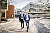 Kjetil M. Ebbesberg (t. v.), finansdirektør i DNV, og Knut Ørbeck-Nilssen, fungerende konsernsjef i DNV, foran hovedkontoret på Høvik i Bærum. I 2025 bremset veksten for selskapet, men framover tror de spesielt cybersikkerhet vil sikre veksten.