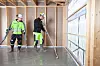 Gulvavrettingen sprøytes utover av en sertifisert gulventreprenør.