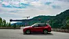 Toyota RAV4 gir 75 km WLTP-rekkevidde med batteriet og nesten 800 kilometer ved hjelp av bensinmotoren. Her står bilen ved Trysfjorden, hvor det bygges ny bro for E39.