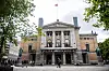Finansminister Trygve Slagsvold Vedum avviser Nationaltheatrets ønske om den mest omfattende moderniseringen og flere scener.