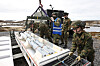 Luftvernsystemet Nasams benytter missiler av typen Amraam fra Raytheon. Nammo leverer rakettmotorer til slike missiler. På bildet er det personell fra Luftvernbataljonen som lader en Nasams utskytningsrampe med skarpe missiler under øvelsen Formidable Shield 2025 tidligere i år.