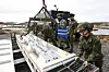 Luftvernsystemet Nasams benytter missiler av typen Amraam fra Raytheon. Nammo leverer rakettmotorer til slike missiler. På bildet er det personell fra Luftvernbataljonen som lader en Nasams utskytningsrampe med skarpe missiler under øvelsen Formidable Shield 2025 tidligere i år.