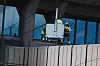 Nødetatene er på stedet hvor det er en lift som har veltet ved spor 13. 2 personer måtte hentes ned.