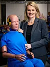 – Selvkjørende biler er en kjempeutfordring, sier professor Lotta Jakobssen ved Volvos testsenter for sikkerhet. Til venstre en av hennes mest kostbare medarbeidere - slike testdukker koster gjerne ti millioner kroner stykket. Foto: Volvo Cars