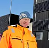 Flyplassjef Carl Einar Ianssen er opptatt av å være med på å finne bærekraftige løsninger. Solcelleanlegg er én av dem. Foto: Marianne Otterdahl-Jensen