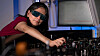 Dr. Rocio Camacho Morales, en av forskerne bak teknologien, tester en prototyp.