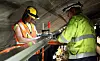 BLIR VARMT: Som en følge av varmeutvidelsen av aluminiumen under strømbelastning blir skinnelengdene fiksert på midten i et fixpunkt, som et vanlig kontaktledningssystem. Skinnens lengdeutvidelse oppfanges av en dilatasjonsskjøt eller et overlapp med strømbro. Normal spennlengde mellom oppheng er fra 5 til 12 m, avhengig av tillatt toghastighet.
