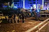 Mange av beboerne i studentboligen står samlet utenfor. Nødetatene jobber på stedet etter at det har gått et jord- og steinras i en skråning ved Carl Berner i Oslo. Foto: Thomas Fure / NTB